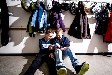 To Drenge Under Jakker