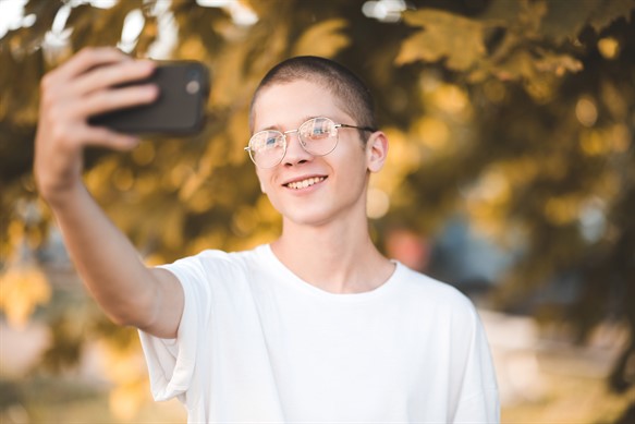 Drengselfievideo Shutterstock 1619932711